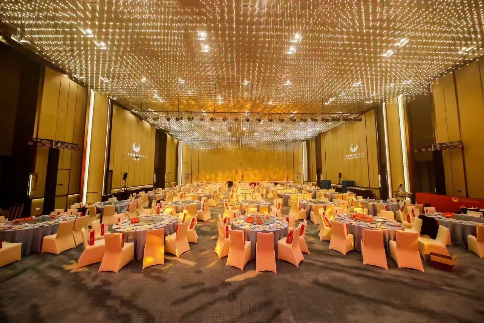 330 人与 300 人：医药企业的两场大型年会