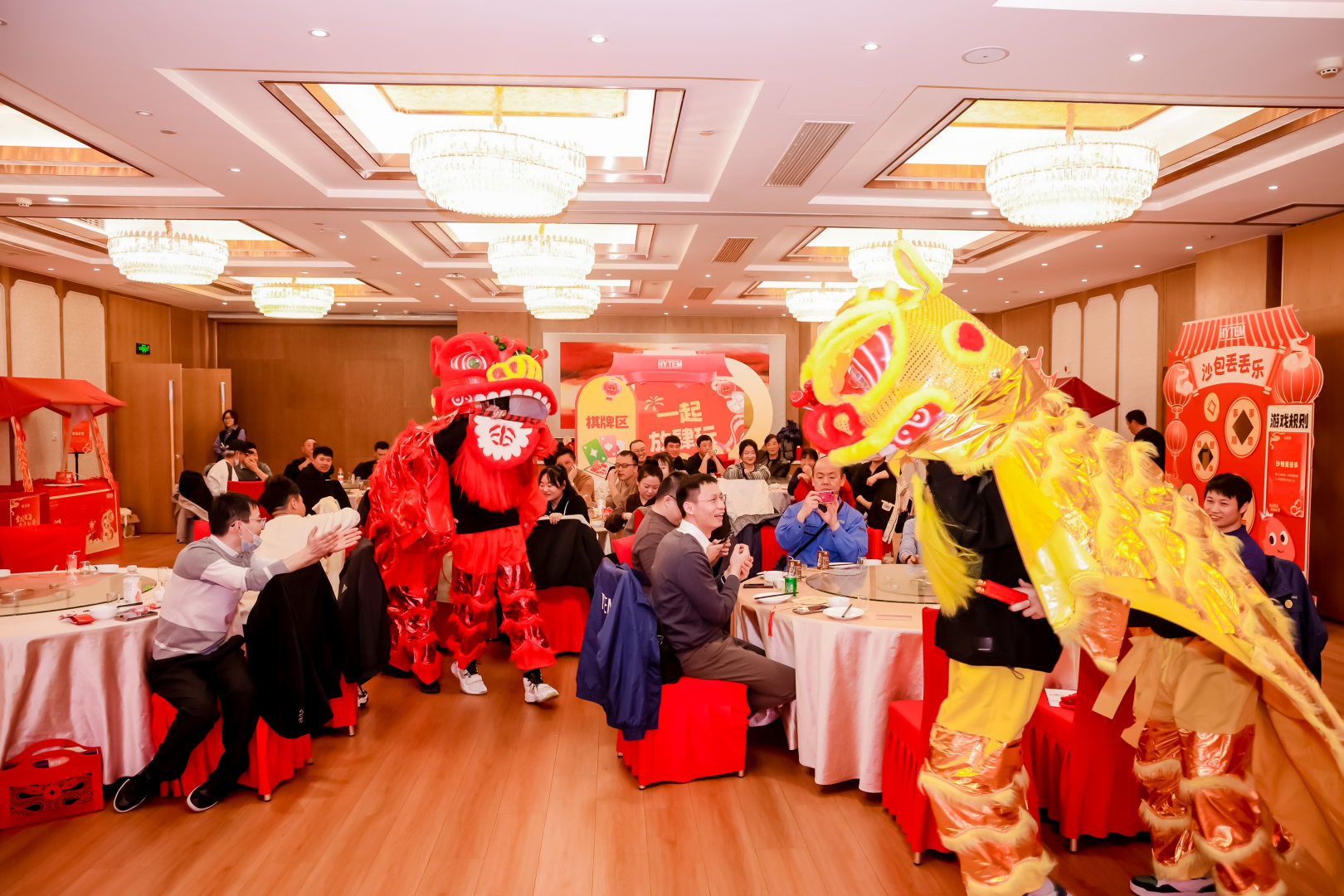 37442595.jpg 海泰设备制造北辰酒店室内年会团建.jpg