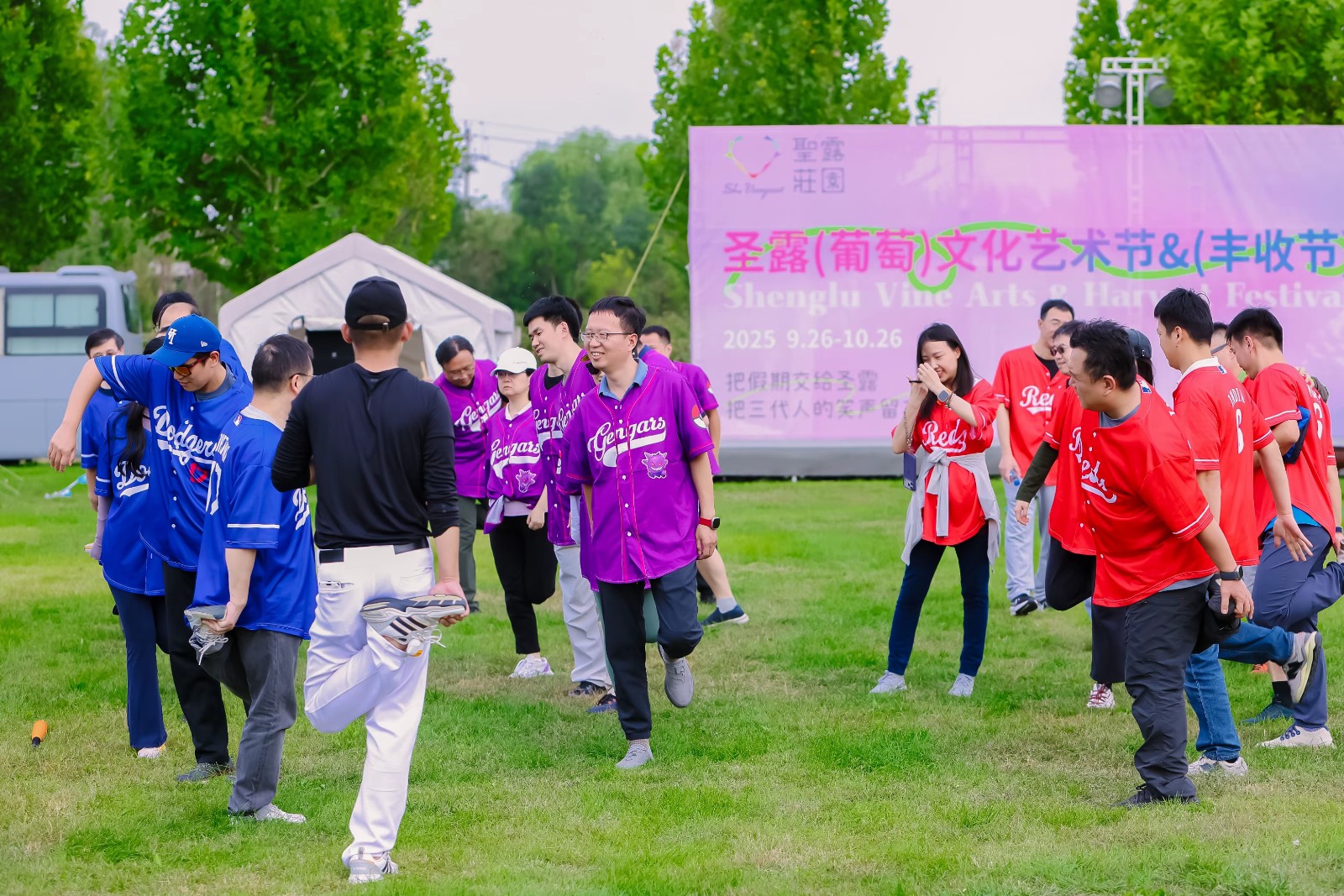 21691457.jpg 2025年9月26日,苹果研发(北京)42人团队在北京做美式|陀螺团建活动实拍(图3)