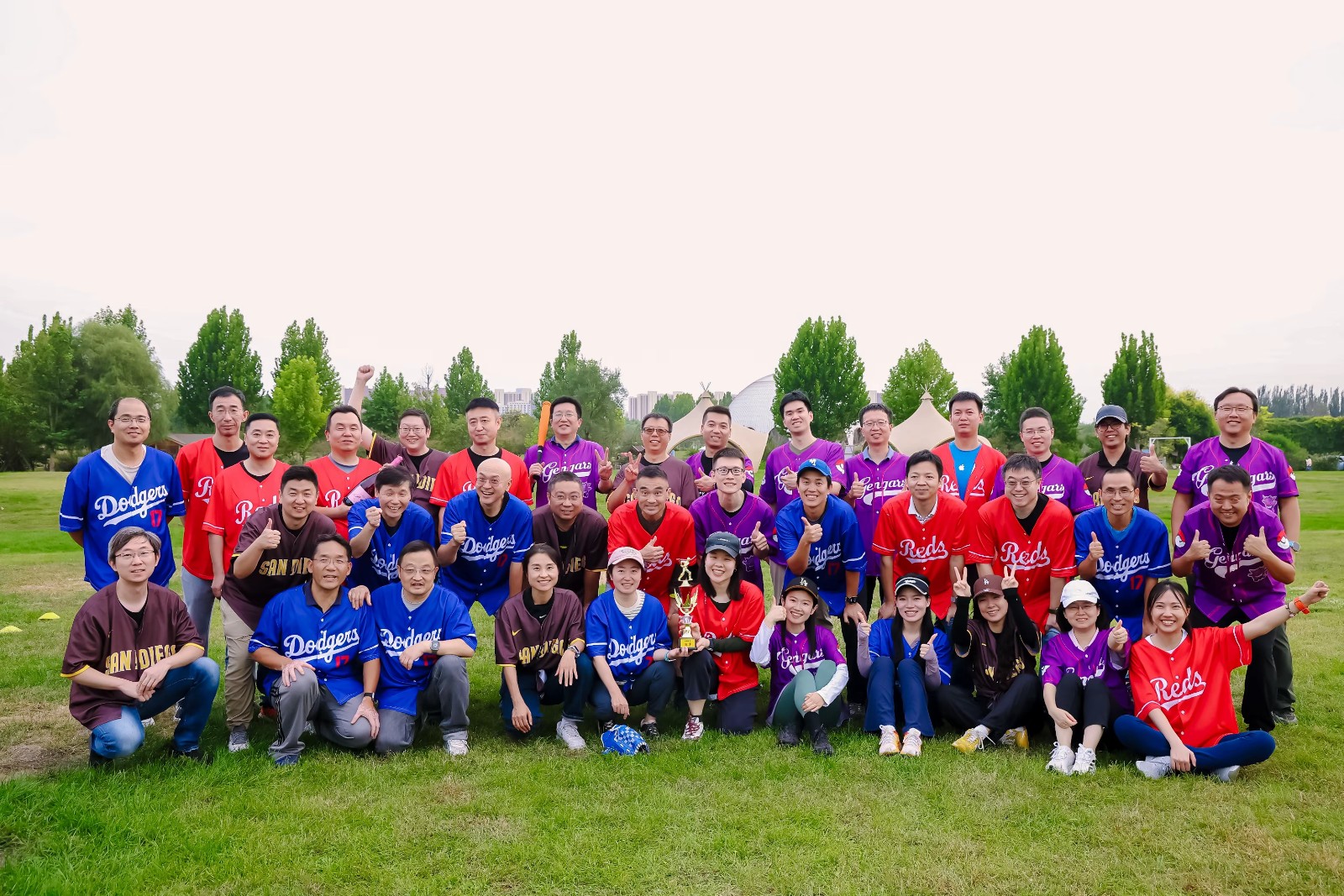 69307766.jpg 2025年9月26日,苹果研发(北京)42人团队在北京做美式|陀螺团建活动实拍