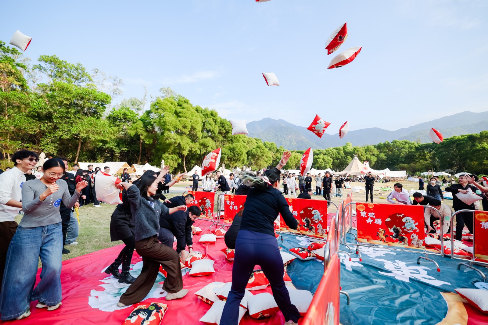 72892888.jpg 2026年初,十方融海300人团队在深圳福田望桐露营地执行巨|陀螺团建活动实拍