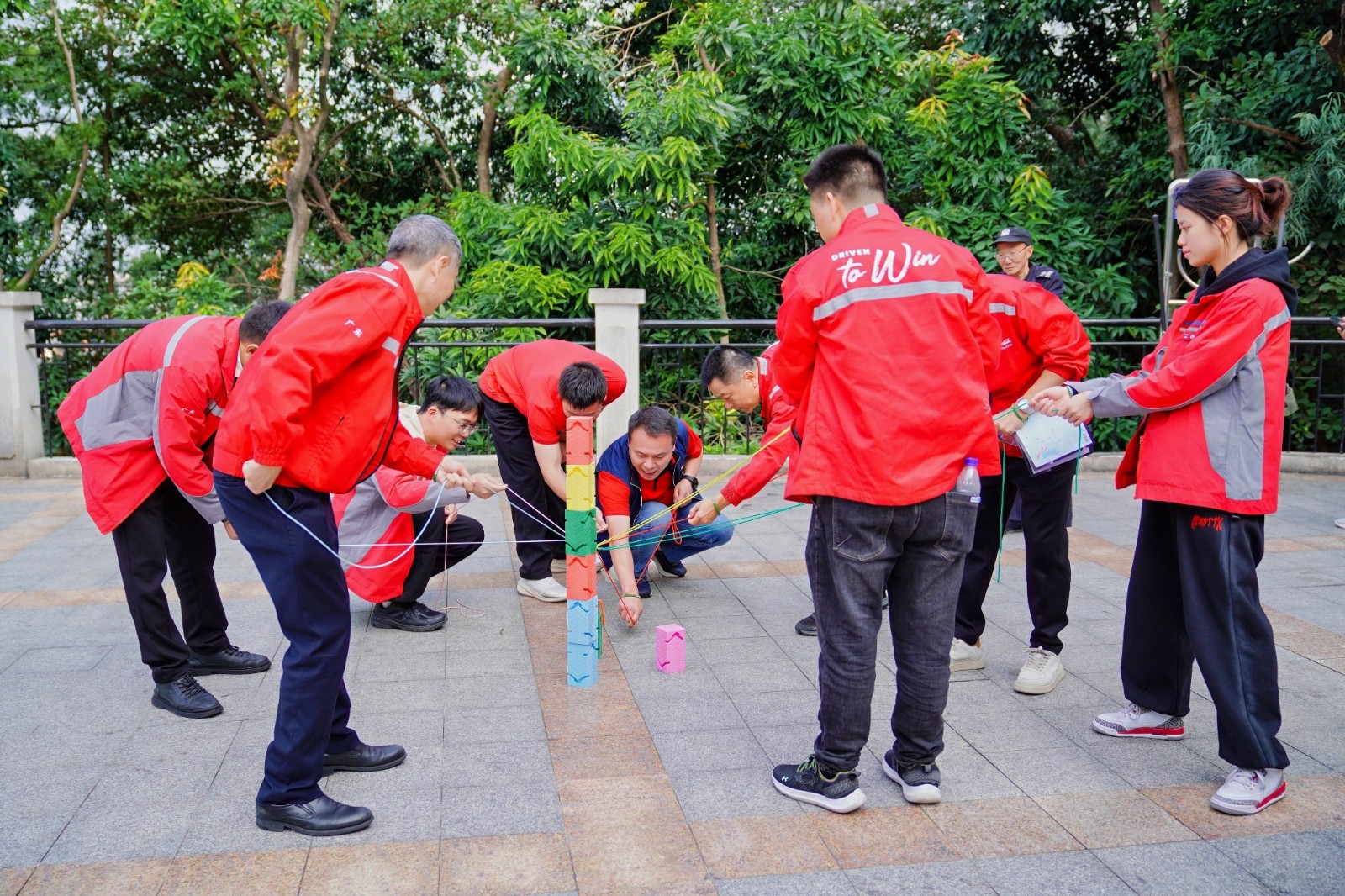 73515443.jpg 小时,下山后聚餐收尾,是快消企业冬季团建的稳妥选择|陀螺团建活动实拍