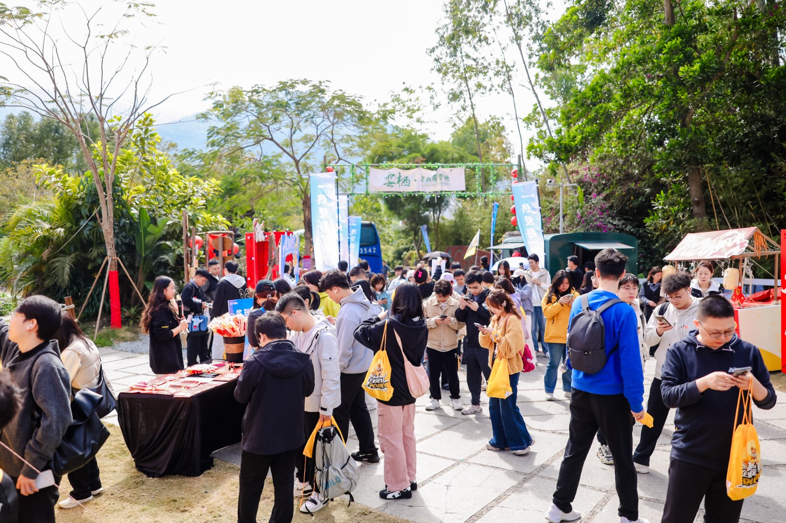 82333577.jpg 2026年初,十方融海300人团队在深圳福田望桐露营地执行巨|陀螺团建活动实拍(图3)