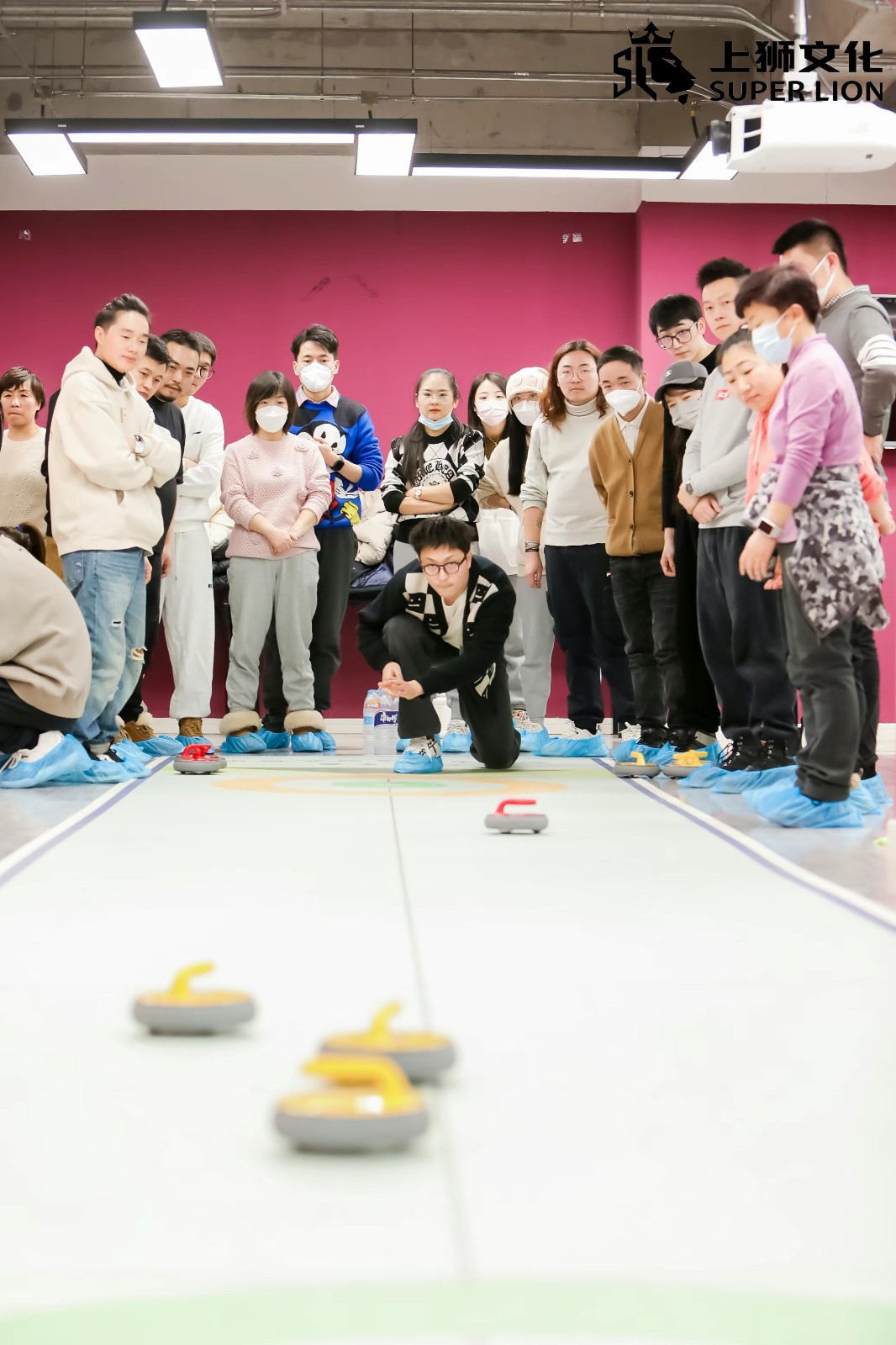 92089615.jpg 顺德龙江外国语学校旱地冰壶飞鹤财务中心消费品零售651月北京|陀螺团建活动实拍(图4)