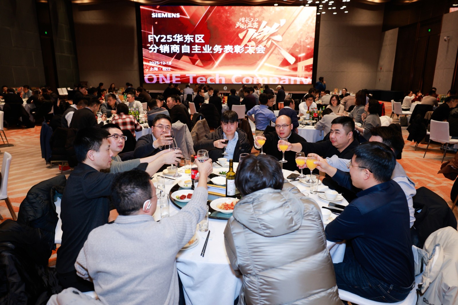 45263961.jpg 这里头有个关键区分:一部分是带完整执行的会议,一部分是纯代订|陀螺团建活动实拍